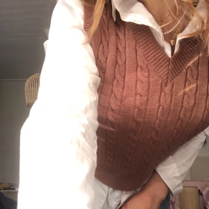 Brun kort väst - Sjukt snygg ribbstickad kort brun väst, super inne just nu. Alldrig använd för jag själv tycker att jag inte passar i brunt. Skriv för fler bilder och priset kan diskuteras 🥰🤩🤩