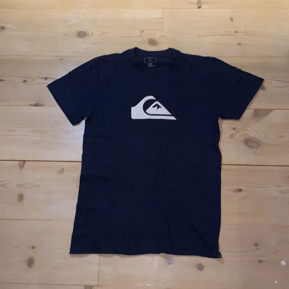 Stilren snygg qucksilver t-shirt. 💙🤍 Jättebekväm, stilren och cool. Bra skick, dock har trycket spruckit lite. 100% cotton/bomull. DM vid intresse/frågor/fler bilder.❣️(Det kan du göra här under där det står ”kontakta”). Avhämtning på Södermalm eller frakt till självkostnadspris.:). T-shirts.