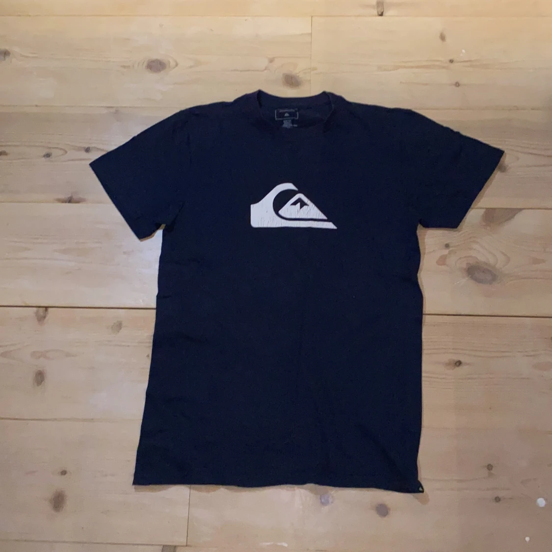 Mörkblå Quicksilver t-shirt med vitt tryck 