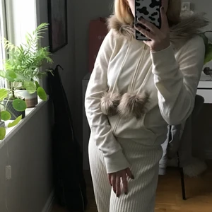 Juicy Couture kofta - Vit kofta i velour från Juicy Couture. Fake päls på luvan och på pompomsen. 