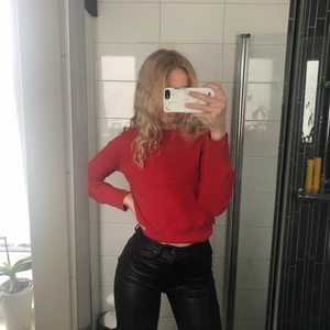 Röd sweater  - Från h&m i storlek xs. Knappt använd. Pris: 70kr