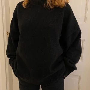 Hm stickad svart tröja - Size M. Modell på bilden 163cm. Nypris 299kr. Frakt tillkommer 