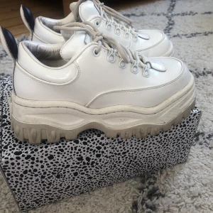 Eytys angel  - Säljer mina fina eytys angel pga att jag sällan får användning av dem.. Storlek 36! Använda en del men fortfarande i bra skick! Ordinarie pris 2600kr, säljer för 1800 + frakt 🥰 