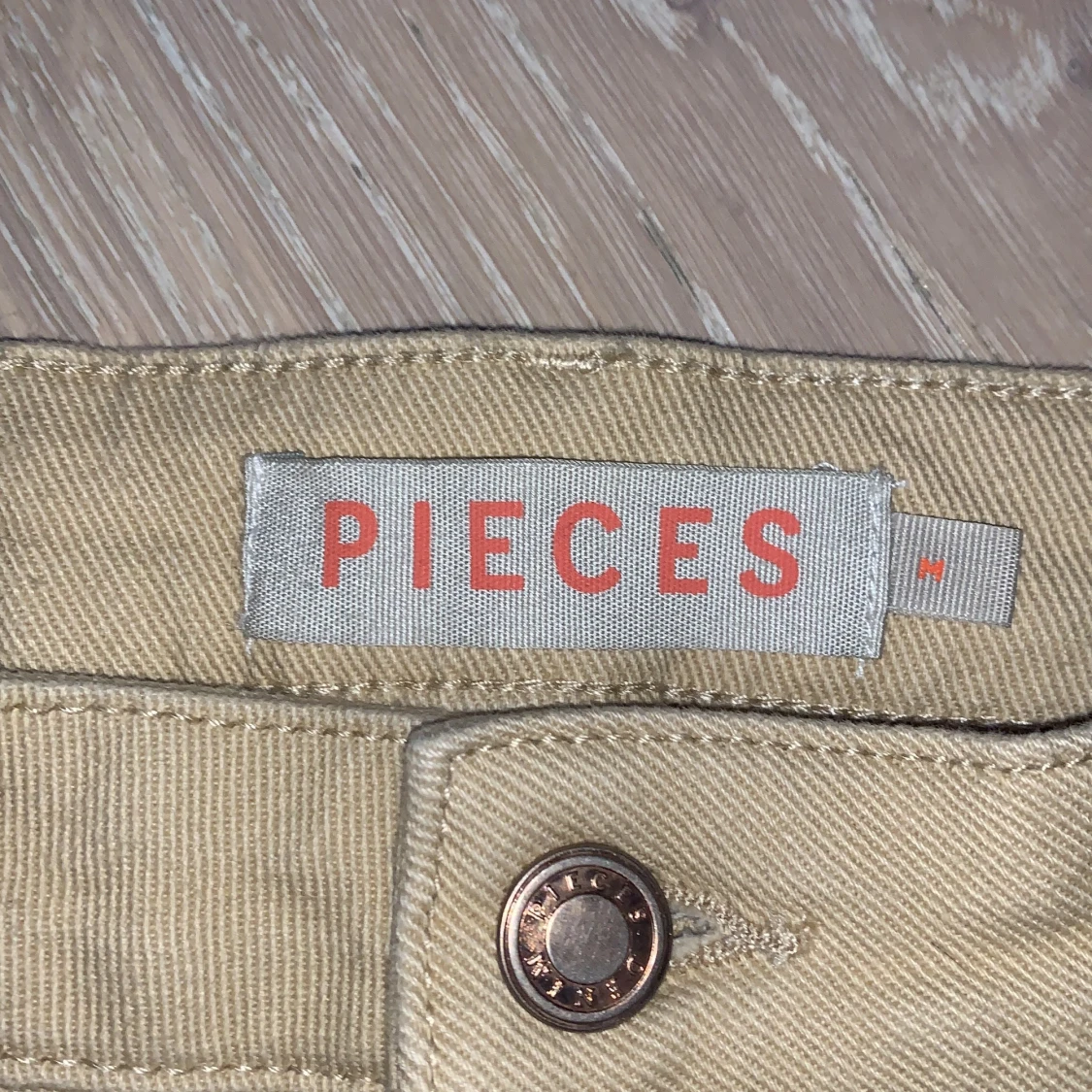 Sandfärgade straight jeans - 91