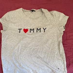 Tommy hilgifer tröja använd 3 gånger Max. Köpt för 500kr ny pris 100kr. Storlek M