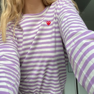 PLAY-tröja  - Superfin randig tröja från Comme des Garcons som bara legat i garderoben! Kan förhandla pris för en snabb affär🤍