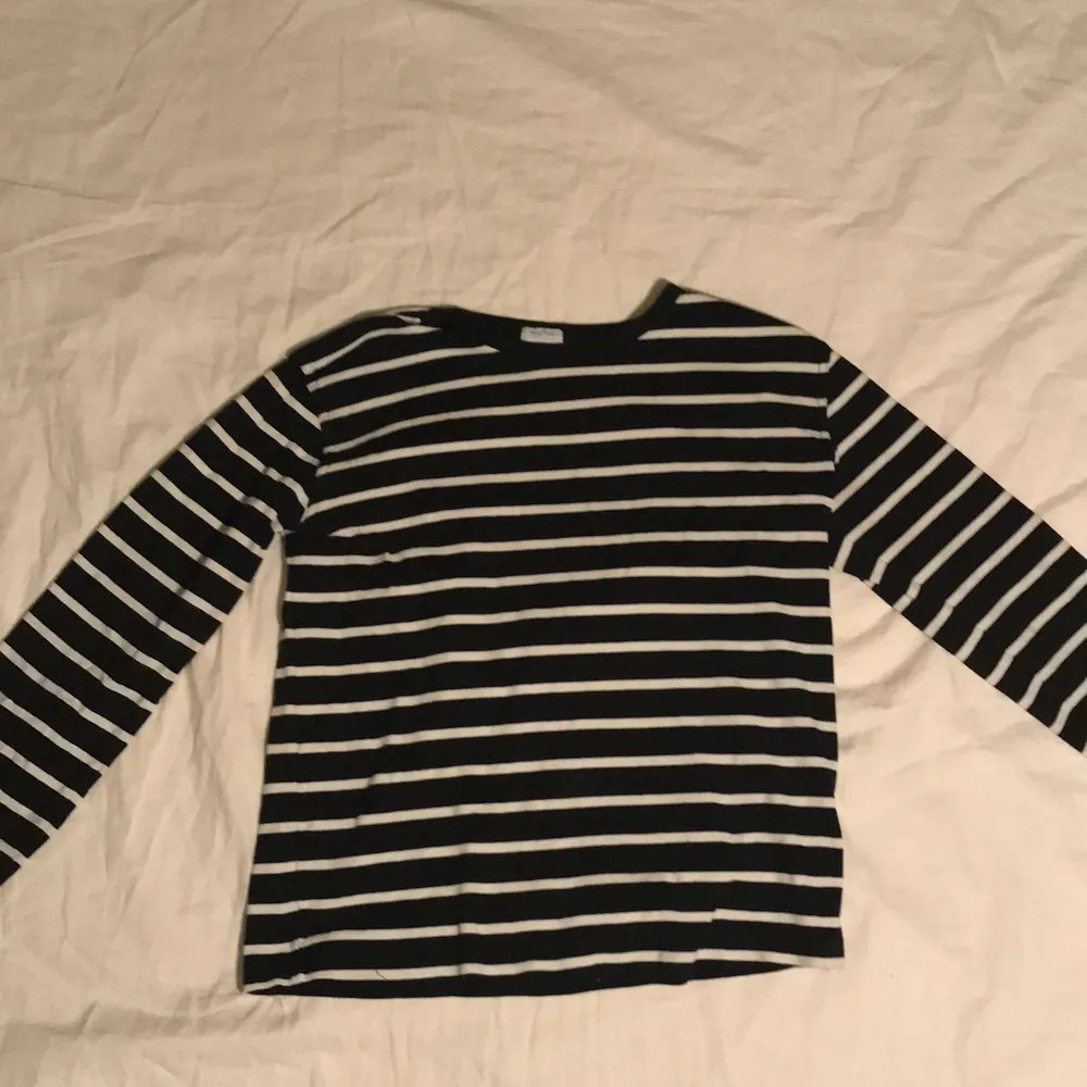 En långärmad tröja för båda könen. Randigt mönster  med storlek XS. Den innehar en touch av Frankrike. 🇫🇷. Tröjor & Koftor.