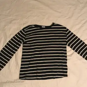 En långärmad tröja för båda könen. Randigt mönster  med storlek XS. Den innehar en touch av Frankrike. 🇫🇷