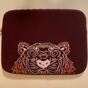 Kenzo data fodral  - Ett vin rött kenzo datafodral (färgen är mörkare i verkligenhet än på bilden). Nypris: 1200kr mitt pris: 299kr. 