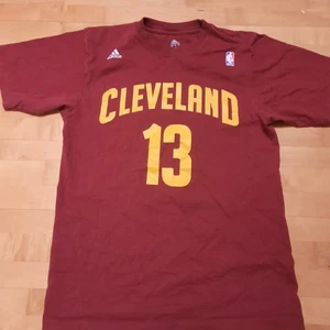 Cavs tröja - Cavaliers tröja. Enda problemet för mig är att jag inte riktigt reppar cavs eller thompson. Storlek L men passar som M. #denverboys😈😈💯