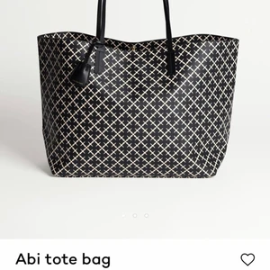 Väska från Malene Birger  - Slarvigt gjort av mig väskan jag säljer är inte modellen på bilden, det är modellen som är lite mindre. Modellen jag säljer heter ”Abigail bag”. Har beställningskvittot från By Malene Birger’s egna hemsida, så väskan är äkta💖 har använt väskan lite och varit VÄLDIGT rädd om den, även fast jag varit rädd om den så har väskan ändå några trådar som sprätt upp oså tyvärr, men det är inget som syns på långthåll eller på utsidan🤍 Skriv privat för med bilder o info osv💕 
