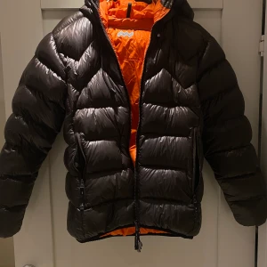 Mountain Works jacka  - Mountain works jacka mörkbrun och orange - pris pågrund av skada i ena armen (lätt att laga) storlek S