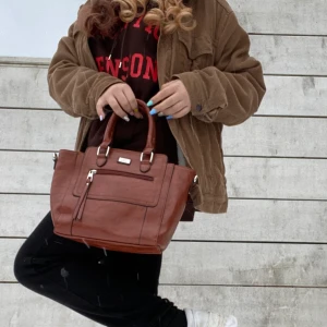 Vintage väska🤎 - En super fin brun vintage väska med en söt liten silver tag på🤎 köptes secondhand för några månader sen, skriv pm om du har fler frågor🤎, frakt tillkommer📦