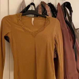 Strl S - En senapsgul tröja med ett fint mönsterläggning bröstkorgen💓💓💓