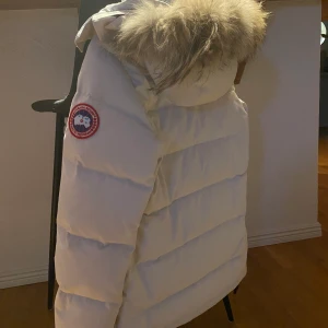 Canada goose  - Canada goose dunjacka i stl XS. Jackan är några år gammal men den har på senaste tiden bara blivit liggandes nerpackad. Jackan är precis kemtvättad inför försäljning och i fint använt skick. 