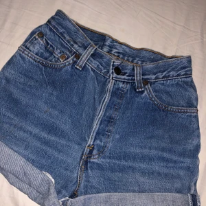 Vintage levi’s shorts - Säljer dessa jätte snygga levi’s shorts, de är ganska slitna men det ger bara dom karaktär, tyväär är de för stora för mig som vanligtvist bär xs.                      Köparen står för frakt