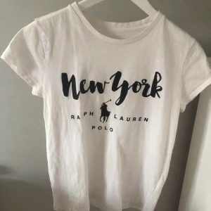 Ralph lauren t-shirt - T-shirt från Ralph lauren men svarta detaljer. Använd med i fin skick. 