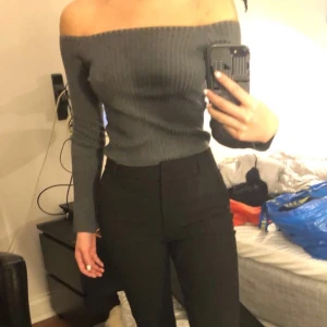 Ribbad off shoulder - Söt off shoulder tröja i ribbat material. Super skön och stretchig! Strl. S-M