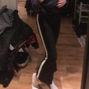 Supersköna utsvängda byxor från Gina tricot med vita streck på varje sida! jag är 161cm lång