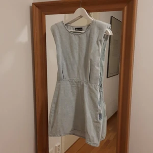 Zara klänning i denim tyg - En super söt zara klänning i denim med puffaxlar.  Storlek M  priset är ex frakt!