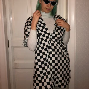 Rutig skjorta - Rutig skjorta från h&m. Den är tyvärr använd endast 2 gånger vilket gav mig beslutet att sälja den. Köpt för 150 kr och säljer för 100. Frakten är inräknad. Lägg bud 