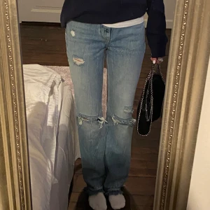 Jeans med hål - As coola bershka jeans! Köpta för några veckor sen men aldrig använda. De är i stl 34 dom sitter lite loose i midjan. Trendiga och super snygg färg💜BUDA Från 220kr Nypris: 399 skriv för fler bilder!!