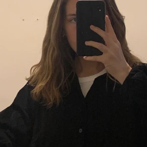 Oversize skjorta manchester - Så snygg boxig manchesterskjorta i svart, lika snygg att ha öppen eller stängd. Storleken är XL men funkar på alla storlekar. 