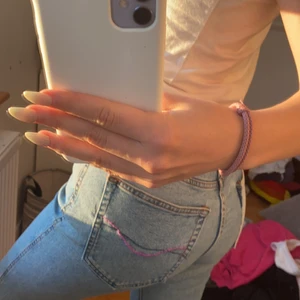 Snygga vintage jeans  - Asballa vintage jeans som är köpte från pull and bear men som jag gjort om lite på fickorna . En lila broderings detalj och en ljus ficka .😀😀