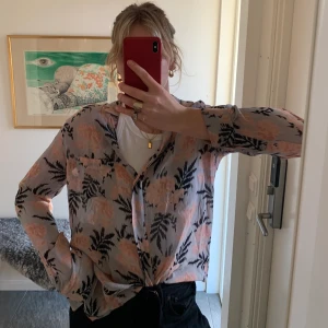 GANNI skjorta - Härlig tunn ganni skjorta/blus i storlek M. I fint skick! Superhärlig att ha över ett linne på sommaren/våren eller som fin festtopp!! Nypris 1800:-