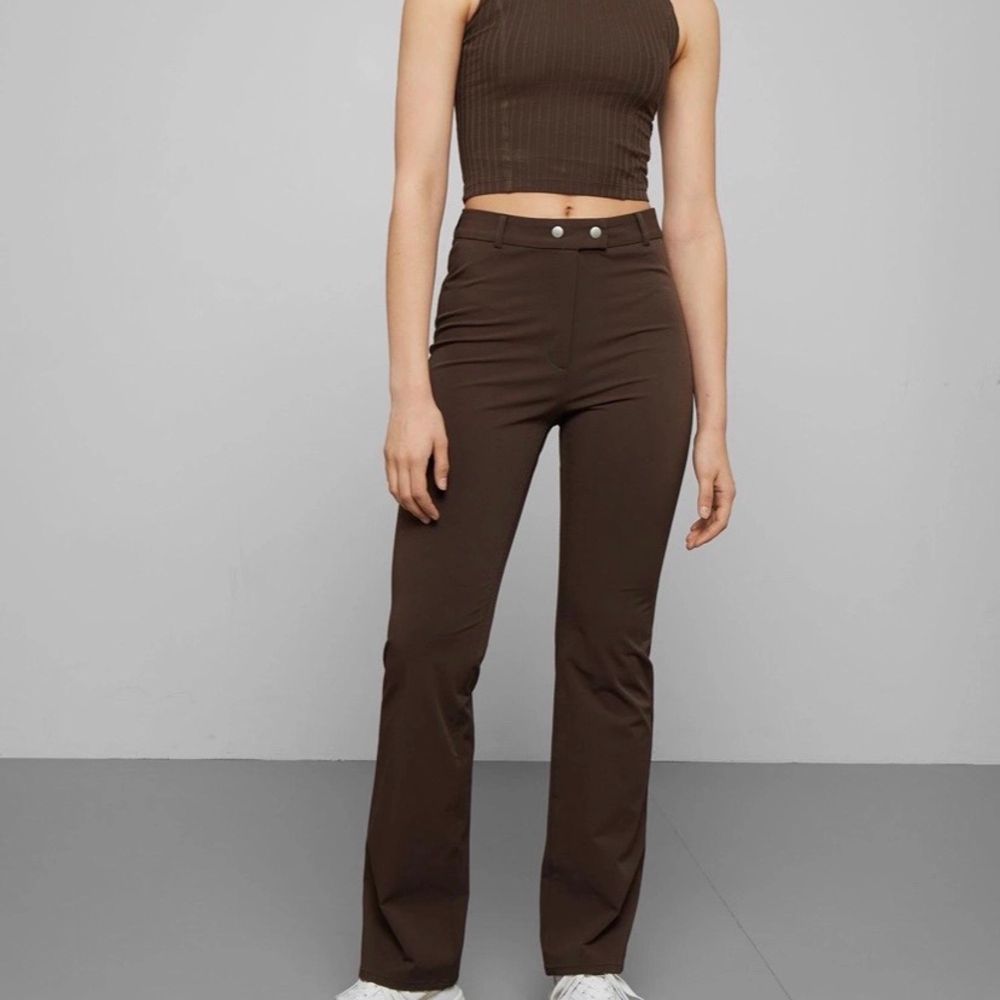 Säljer dessa byxor från Weekday i modellen Manet Trousers, väldigt skönt material! I bra skick och knappt använda. Jeans & Byxor.