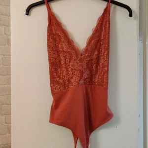 Rosa body - Rosa body med spets från Bikbok stl M