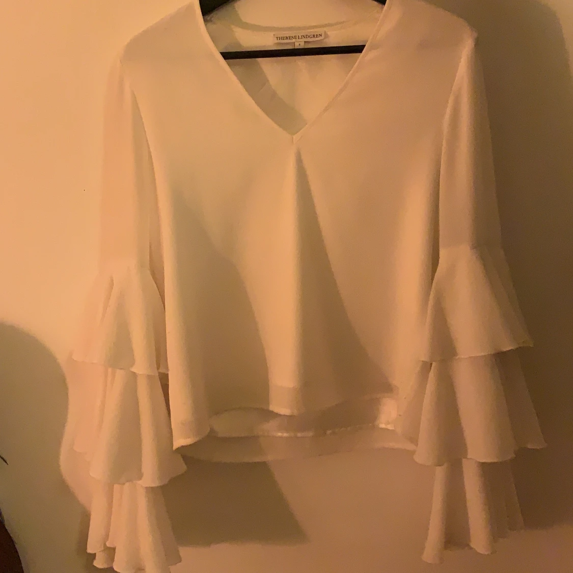 Vit blus med volangärm - 90