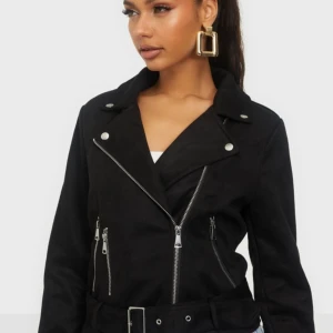 Bikerjacka Nly Trend Strl 34 - Perfekt vårjacka med en mockaimitation, i ett toppen skick trots att ha används mycket😋 Köpte den för 600 kr