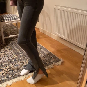 Slits jeans - Säljer dessa zara jeans. Säljer för de inte är min stil 