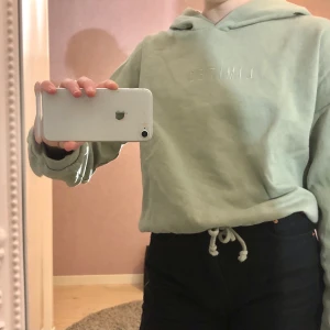 Gina Tricot hoodie - Ljusgrön hoodie från Gina Tricot, storlek XS. Använd endast ett fåtal gånger, fint skick! Står ”LIMITED” på framsidan, knytdetalj nedtill. Nypris 249kr, säljer denna för 100kr, frakt tillkommer. Hör av er vid frågor☺️. 