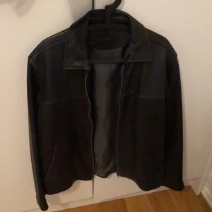 jacka i läder - skinnjacka feån secondhand, är ganska croppad/boxy. Ingen size står men M-L skulle jag tippa på. Ge bud