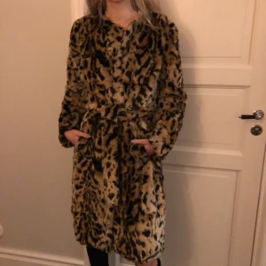 DAY fuskpäls  - Jättefin fuskpäls i leopard, knappt använd. Nypris: 3500kr