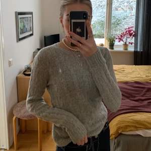 Ralph Lauren tröja - Stickad Ralph Lauren tröja i ylle. Jättemjuk och gosig. Använd ett fåtal gånger och i mycket bra skick! Strl XS-S