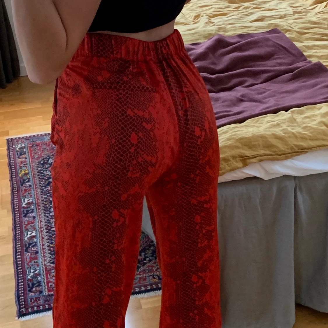 Röda byxor med ormprint - 90