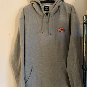 dickies huvtröja  - grå huvtröja från dickies endast använd och tvättad 1 gång då jag inte passar i grått🌚 nypris 750, storlek xxl men skulle mer säga xl! alla kläder tvättas och sprayas med washologi innan de skickas🍄💫 