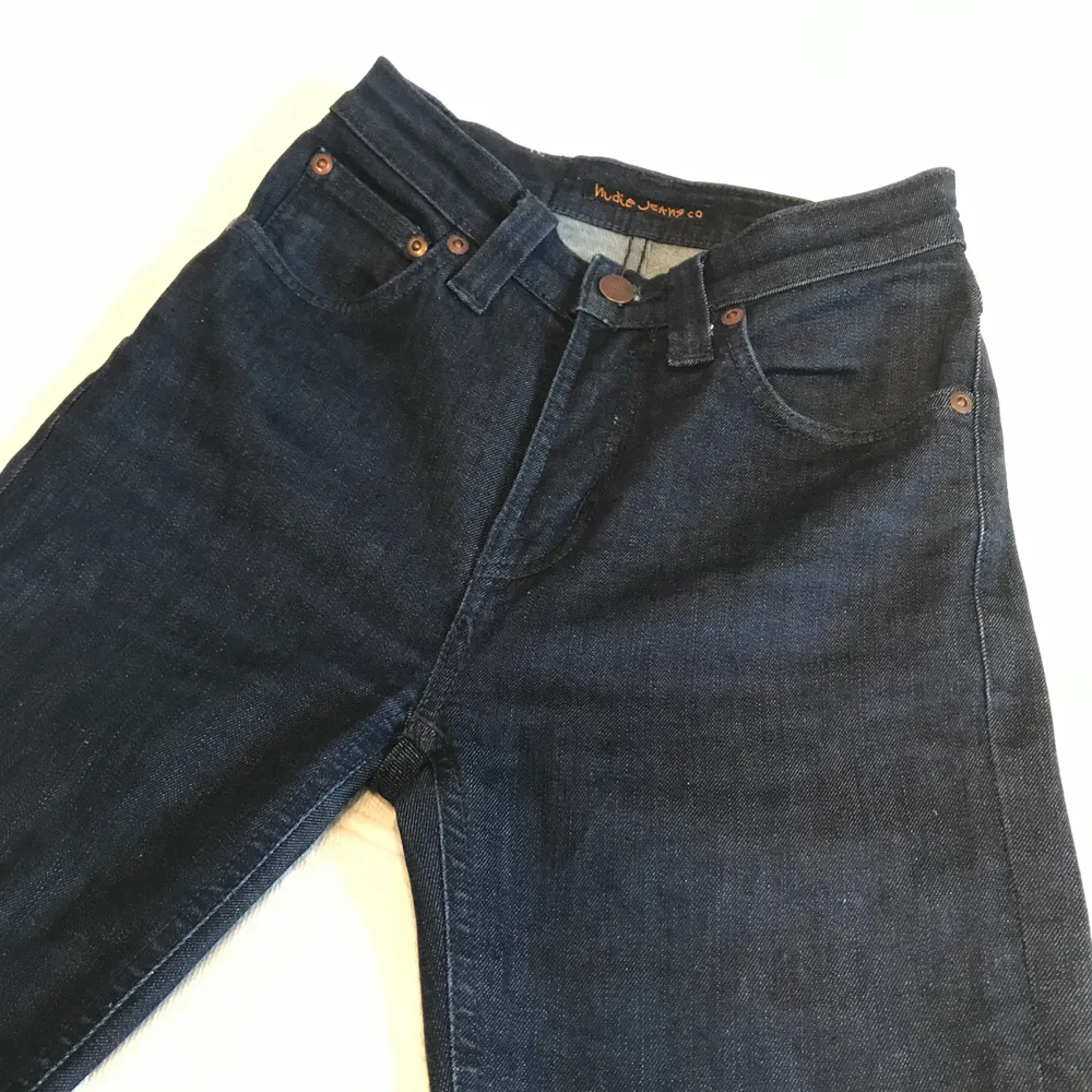Superfina Nudie-jeans i mörk denim och ekologisk bomull. Dammodell och smal passform. I gott skick! W24 L32. Kan mötas i Stockholm eller skicka. Köparen står för frakten 66 kr.. Jeans & Byxor.