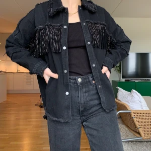 Fransjacka från Zara  - Jag säljer min superfina fransjacka från Zara. Jackan är tunn och lite oversized, perfekt till de kommande sommarkvällarna eller festivaler. Jackan är endast använd en gång och är i väldigt bra skick. Nypris 559 💞köparen står för frakten men jag möter även upp i Lund💞 