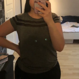 T-shirt - Snygg t-shirt från H&M, väl använd men i gott skick. Där är ett mindre hål men det syns inte om man inte kollar noga. Köparen står för frakten OBS finns billigare frakt men paketet är isåfall inte spårbart!