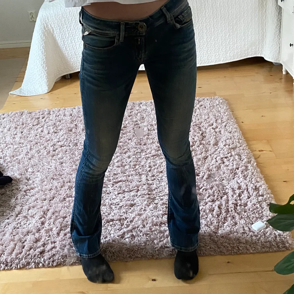 Ett par blåa jeans från Replay med lowwaist, fint skick! Jag är 170 cm. Jeans & Byxor.