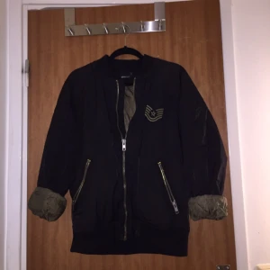  - Bomber jacka från GinaTricot