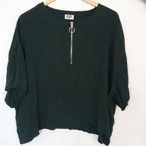  - Mörkgrön blus från weekday. I fint skick och använd ett fåtal gånger. 