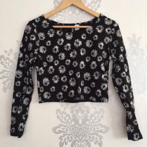  - Blommig crop top 