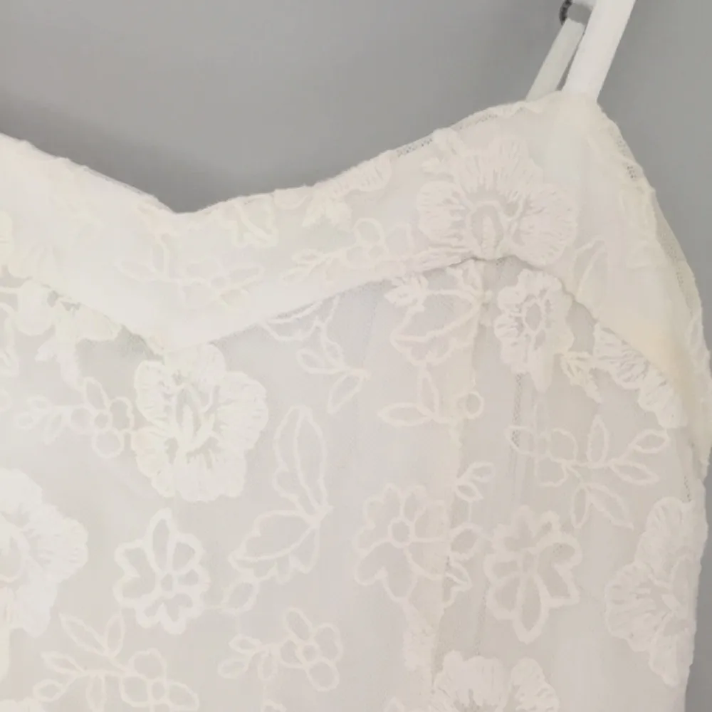 En kort spetsklänning i vitt från Abercrombie & Fitch. I begagnat men fint skick. Det står storlek S i klänningen, men jag skulle säga att den passar bättre till en XS. 60kr +frakt. Klänningar.