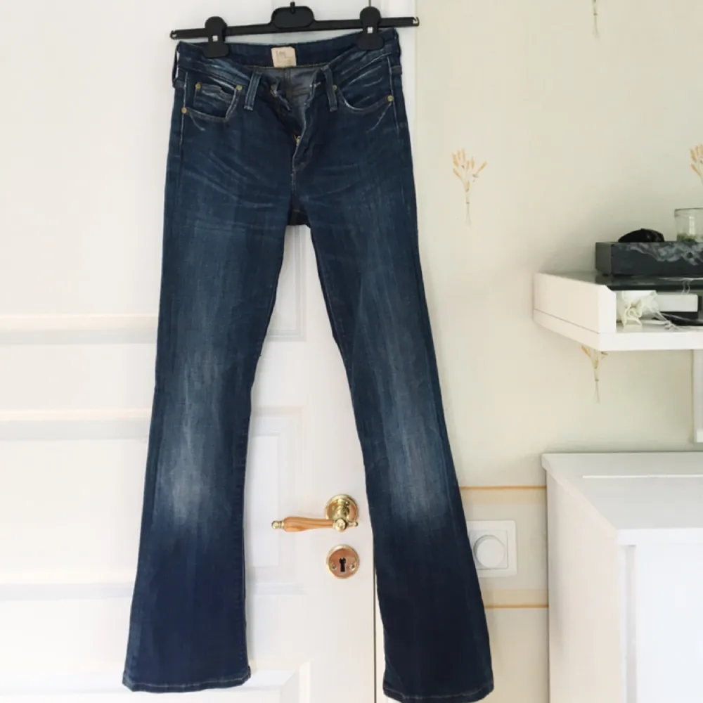 Bootcut jeans från Lee. De är lite kortare i benen då de är uppsydda👖👖. Jeans & Byxor.