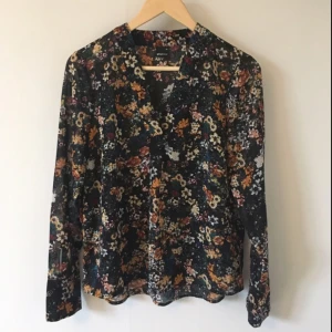  - Blommig blus från Gina tricot. Som ny!